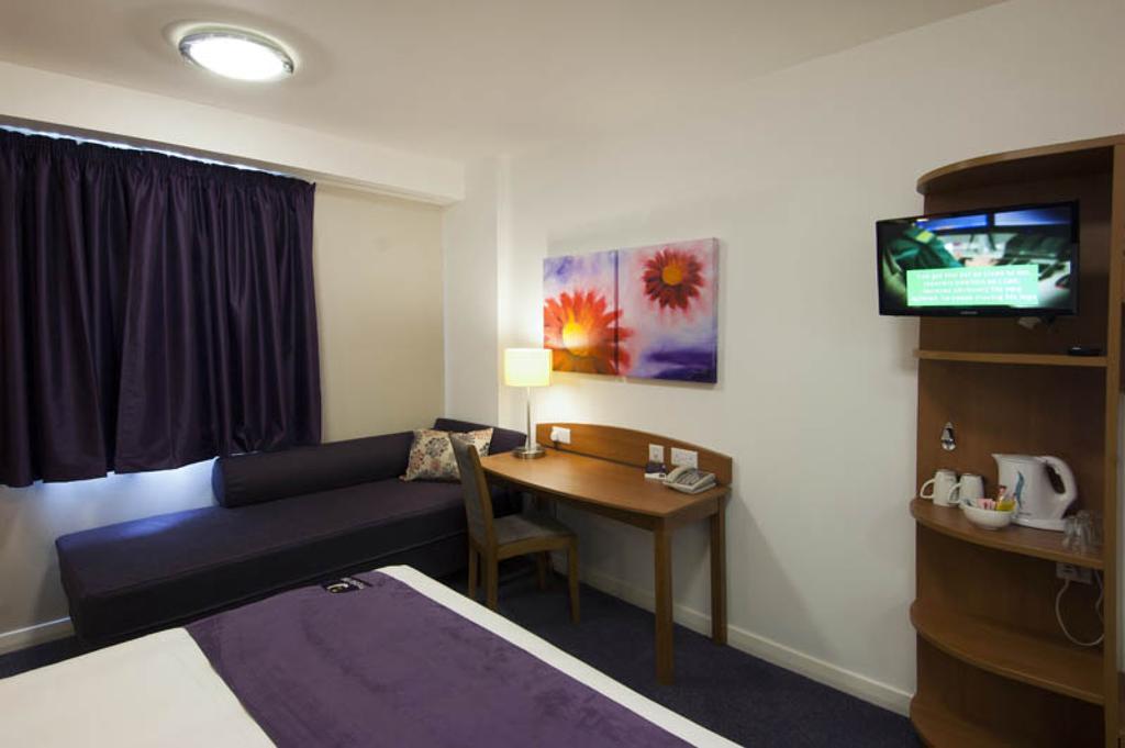 Premier Inn Edinburgh Central Exterior foto